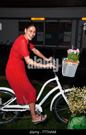 RUSSIA, MOSCA. Giovani moscoviti appendere fuori a un piccolo parco presso l Istituto Strelka dal fiume di Mosca. Foto Stock