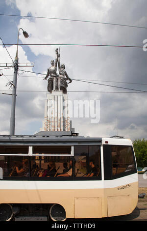 RUSSIA, MOSCA. Architetto Vera Mukhina la statua chiamata il lavoratore e la donna Kolkoz Monumento all'All-Russia Exhibition Centre. Foto Stock