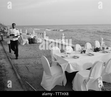 SRI LANKA, Asia, Colombo, cameriere all'hotel Galle Face di Colombo Foto Stock