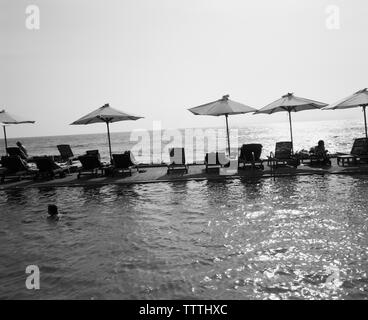 SRI LANKA, Asia, Colombo, sedie a sdraio disposte presso l'hotel Galle Face (B&N) Foto Stock