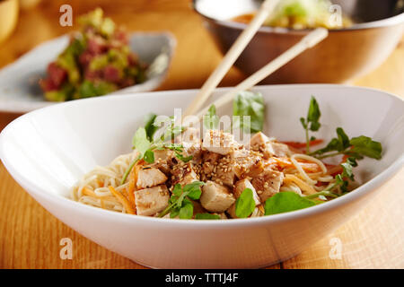 Close-up di spaghetti ramen nella ciotola sul tavolo Foto Stock