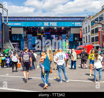 I fan di NFL camminando su Broadway chiusa al traffico durante la cambiale di NFL 2019 Nashville Tennessee. Foto Stock