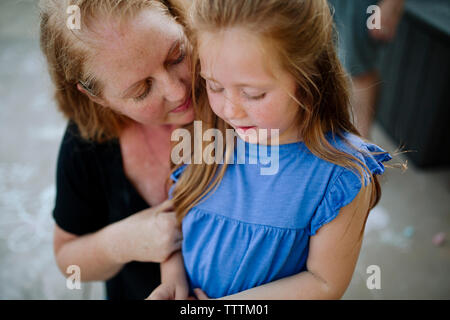 Elevato angolo di visione della madre figlia consolante Foto Stock
