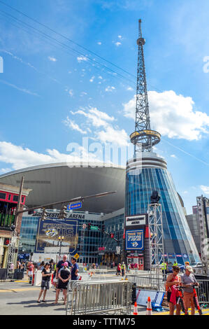 Bridgestone Arena su Broadway con barriere stradali la chiusura della strada al traffico per la cambiale di NFL 2019 Nashville Tennessee negli Stati Uniti. Foto Stock