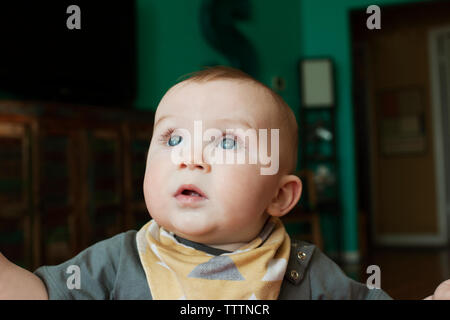 Close-up di simpatici baby guardando lontano da casa Foto Stock