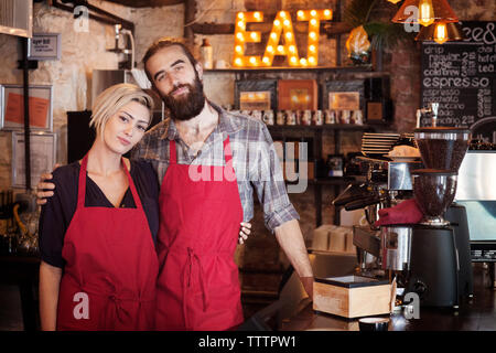 Ritratto di proprietari in piedi in cafe Foto Stock