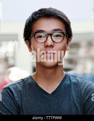 Ritratto di fiducioso uomo che indossa occhiali Foto Stock