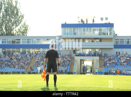 Partita di calcio nella soleggiata giornata estiva Foto Stock