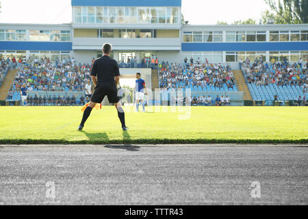 Partita di calcio nella soleggiata giornata estiva Foto Stock