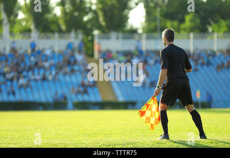 Partita di calcio nella soleggiata giornata estiva Foto Stock