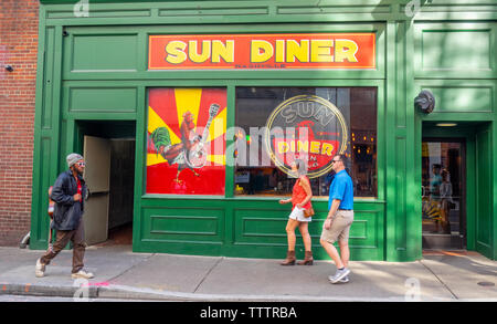 Busker con una chitarra acustica e i pedoni a piedi passato Sun Diner sulla terza avenue Nashville Tennessee negli Stati Uniti. Foto Stock