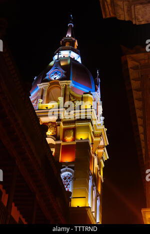Vista notturna della torre della cattedrale metropolitana nella città vecchia, Cartagena, sito Patrimonio Mondiale dell'UNESCO, Dipartimento di Bolivar, Colombia Foto Stock