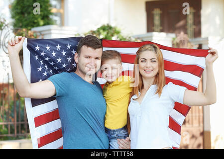 La famiglia felice con la bandiera americana in cantiere Foto Stock