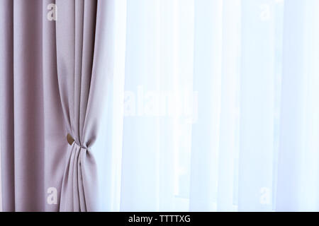 Finestra della camera con il bianco e il grigio tende, close up Foto Stock