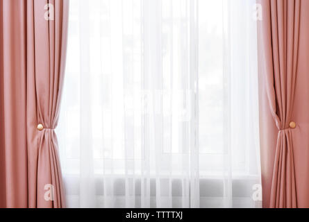 Finestra della camera con il bianco e il grigio tende, close up Foto Stock