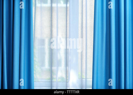 Camera con finestra bianca e tende blu, close up Foto Stock