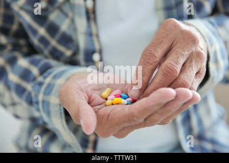 Senior uomo prendendo pillole, primo piano Foto Stock