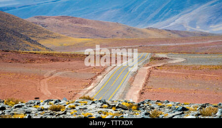 Strada nel deserto di Atacama, San Pedro de Atacama, Regione di Antofagasta, Cile Foto Stock