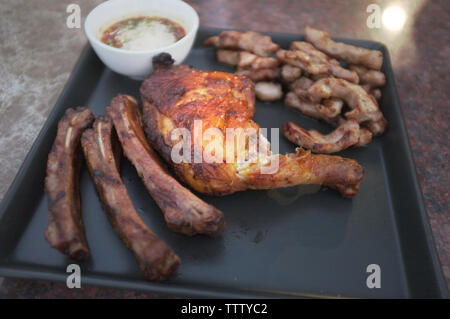 Grigliata BBQ Ribs , pollo e carne di maiale con Thai salsa piccante Foto Stock