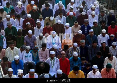 Persone iscriviti Eid-ul-Azha preghiere sulla strada al di fuori di Baitul Mukarram Moschea Nazionale a Dhaka. Eid-ul-Azha, su della mail festival religioso del Foto Stock