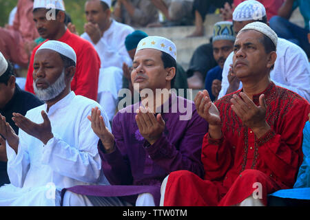 Persone iscriviti Eid-ul-Azha preghiere e sollevare la sua mano a Baitul Mukarram Moschea Nazionale a Dhaka, nel Bangladesh. Foto Stock