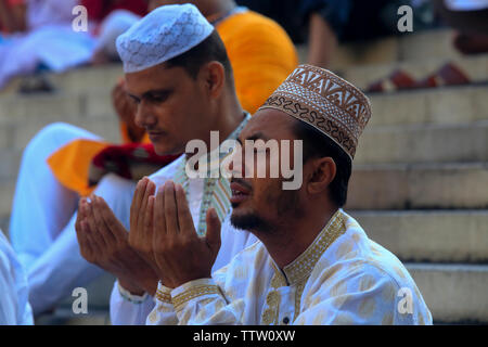 Persone iscriviti Eid-ul-Azha preghiere e sollevare la sua mano a Baitul Mukarram Moschea Nazionale a Dhaka, nel Bangladesh. Foto Stock