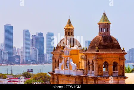 La Iglesia de San Pedro Claver nella città vecchia, alta sorge della nuova città sullo sfondo, Cartagena, sito Patrimonio Mondiale dell'UNESCO, Dipartimento di Bolivar, Foto Stock