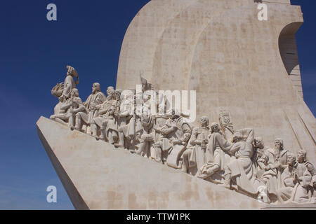 Monumento ai navigatori, sulla riva nord del fiume Tago a Lisbona, Portogallo. Celebra il portoghese Età delle Scoperte. Foto Stock