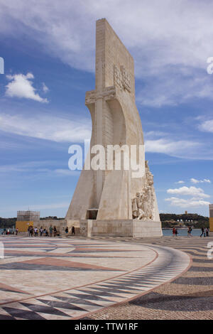 Monumento ai navigatori, sulla riva nord del fiume Tago a Lisbona, Portogallo. Celebra il portoghese Età delle Scoperte. Foto Stock