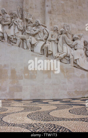 Monumento ai navigatori, sulla riva nord del fiume Tago a Lisbona, Portogallo. Celebra il portoghese Età delle Scoperte. Foto Stock