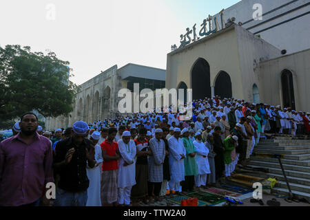 Persone iscriviti Eid-ul-Azha preghiere al Baitul Mukarram Moschea Nazionale a Dhaka. Bangladesh Foto Stock