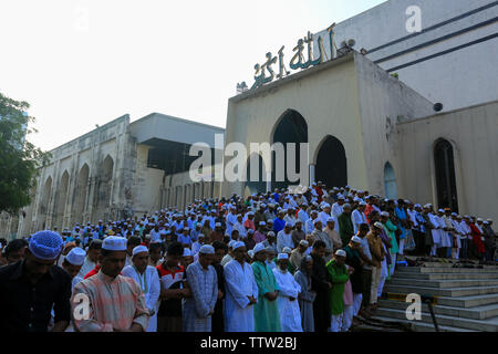 Persone iscriviti Eid-ul-Azha preghiere al Baitul Mukarram Moschea Nazionale a Dhaka. Bangladesh Foto Stock