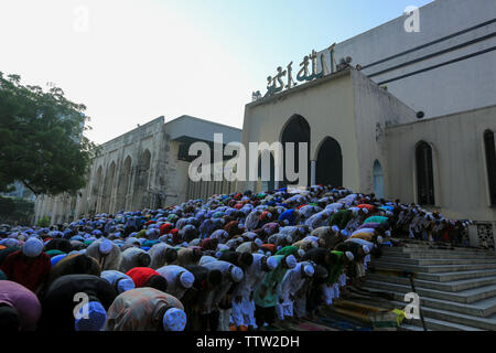 Persone iscriviti Eid-ul-Azha preghiere al Baitul Mukarram Moschea Nazionale a Dhaka. Bangladesh Foto Stock