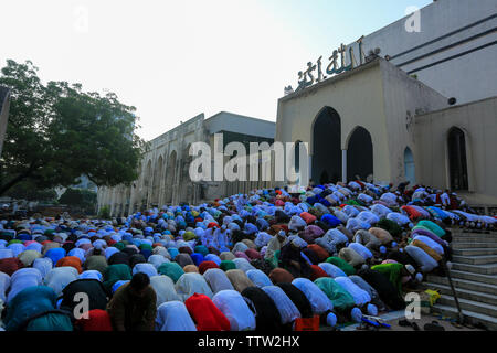 Persone iscriviti Eid-ul-Azha preghiere al Baitul Mukarram Moschea Nazionale a Dhaka. Bangladesh Foto Stock