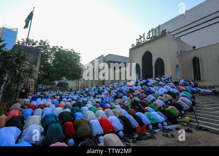 Persone iscriviti Eid-ul-Azha preghiere al Baitul Mukarram Moschea Nazionale a Dhaka. Bangladesh Foto Stock