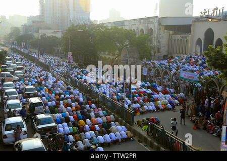 Persone iscriviti Eid-ul-Azha preghiere sulla strada al di fuori di Baitul Mukarram Moschea Nazionale a Dhaka. Bangladesh Foto Stock