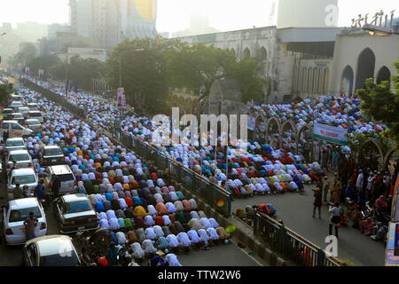 Persone iscriviti Eid-ul-Azha preghiere sulla strada al di fuori di Baitul Mukarram Moschea Nazionale a Dhaka. Bangladesh Foto Stock