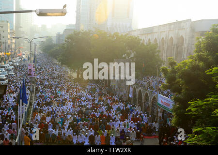 Persone iscriviti Eid-ul-Azha preghiere sulla strada al di fuori di Baitul Mukarram Moschea Nazionale a Dhaka. Bangladesh Foto Stock