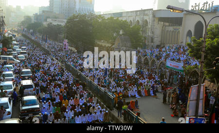 Persone iscriviti Eid-ul-Azha preghiere sulla strada al di fuori di Baitul Mukarram Moschea Nazionale a Dhaka. Bangladesh Foto Stock