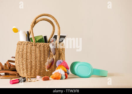 Onorevoli paglia tessuta borsa da spiaggia confezionato e pronto ad andare con tutte le caratteristiche essenziali - estate lifestyle Concetto di immagine con copia spazio per il testo. Foto Stock