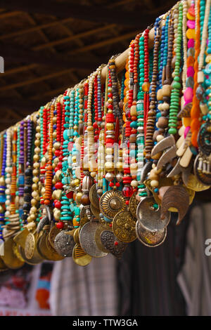 Collana di perle ad una bancarella di mercato, Dilli Haat, Nuova delhi, India Foto Stock