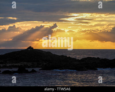 Splendido paesaggio, Golden Sky Sawtell alba, luce del sole che brilla attraverso le nuvole sull'Oceano Pacifico, con orizzonte dietro, Australia Foto Stock