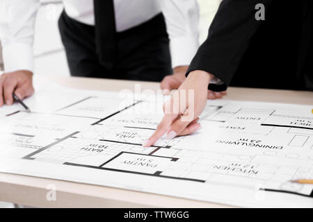 Gli ingegneri creativi di pianificazione progetto nuovo sul tavolo, primo piano Foto Stock