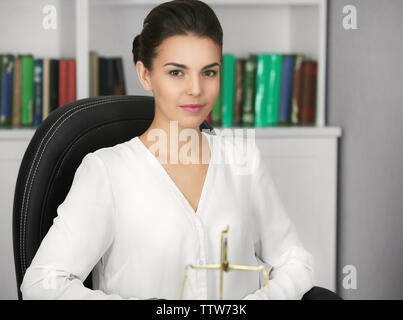 Giovane e bella donna che lavorano in ufficio moderno Foto Stock