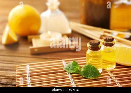 Bellissima spa composizione con l'olio essenziale di limone, primo piano Foto Stock