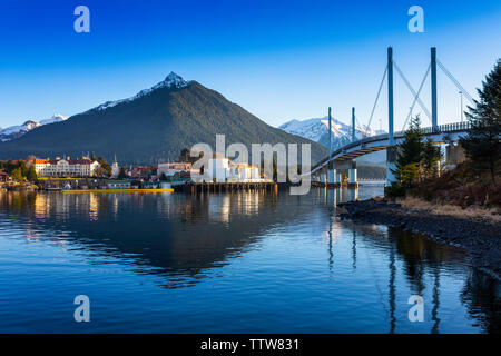 John O'Connell Bridge e la città di Sitka in inverno; Sitka, Alaska, Stati Uniti d'America Foto Stock