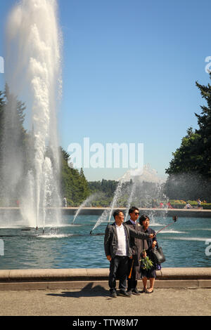 Famiglia asiatica prendendo le foto di graduazione a Drumheller Fountain, Università di Washington, Seattle campus, Seattle, Washington, Stati Uniti d'America Foto Stock