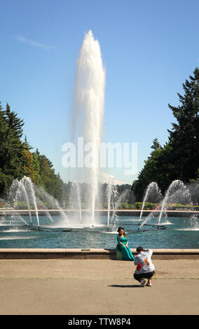 Famiglia asiatica prendendo le foto di graduazione a Drumheller Fountain, Università di Washington, Seattle campus, Seattle, Washington, Stati Uniti d'America Foto Stock