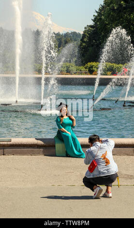 Famiglia asiatica prendendo le foto di graduazione a Drumheller Fountain, Università di Washington, Seattle campus, Seattle, Washington, Stati Uniti d'America Foto Stock