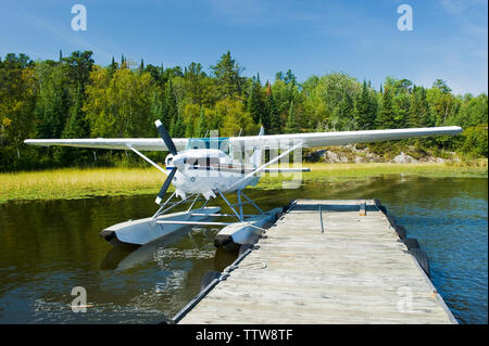 Float Plane dock, lago del bosco nei pressi di Nestor Falls, Northwestern Ontario, Ontario, Canada Foto Stock